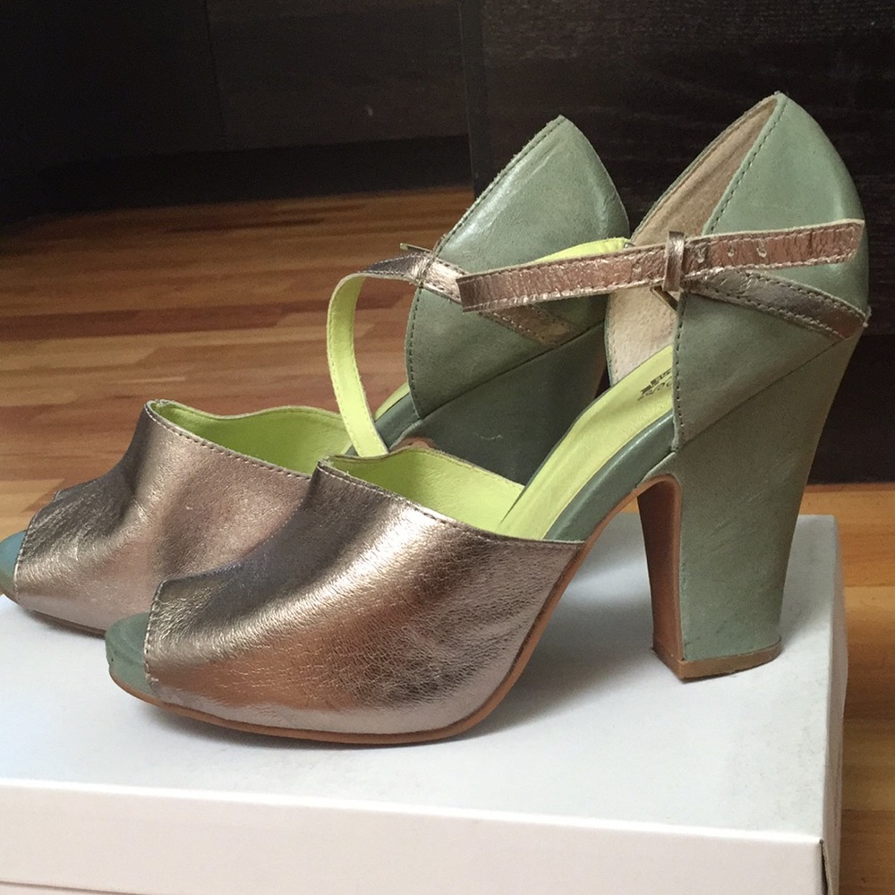 Mint and Pewter Seychelles- size 9
